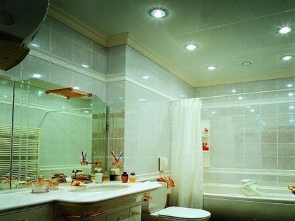 потолок из пвх панелей в ванной