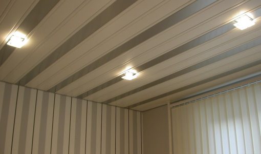 Потолок из пластиковых панелей